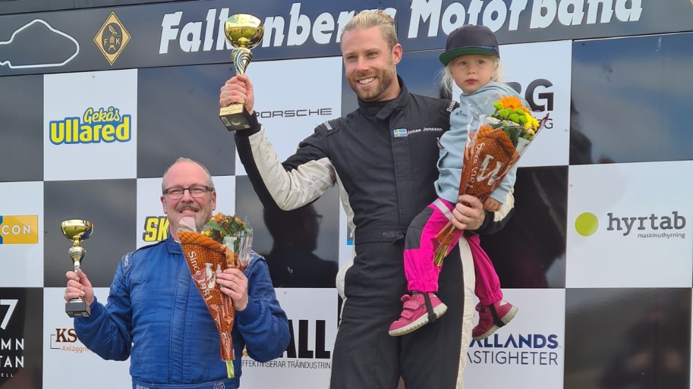 Jonas Jonsson med buckla och yngsta dottern Kerstin efter att ha kört hem slutsegern i RS-klassen i Sportvagnsmästerskapet. Till vänster; tvåan Bo Eliasson.