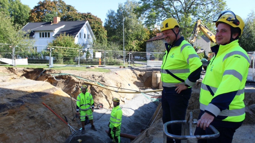 Projektledaren Anton Sundin, Jonas Karlsson, chef entreprenad, övervakar arbetet som anläggarna Viktor Lehmus och Anders Lundberg utför.