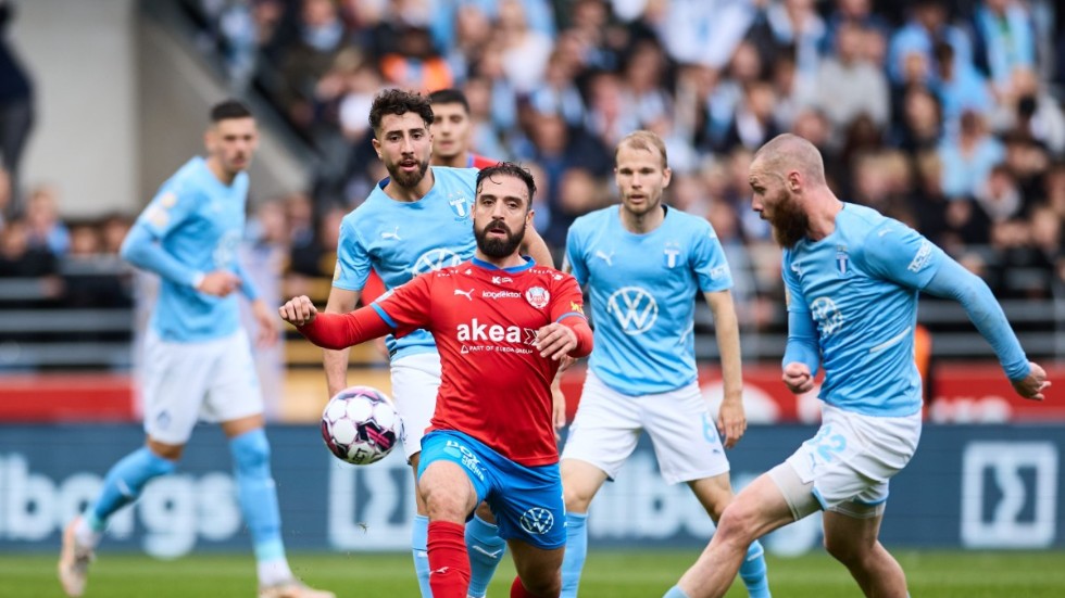 Helsingborgs Abdul "Abbe" Khalili i kamp med Malmö FF:s Jo Inge Berget i Skånederbyt på Olympia. I bakgrunden syns Khalilis kusin Moustafa Zeidan, som var inblandad i MFF:s båda mål när bortalaget vann med 2–1.