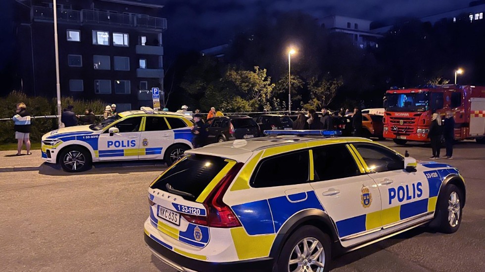 En kraftig explosion har inträffat vid ett flerfamiljshus i Solna.