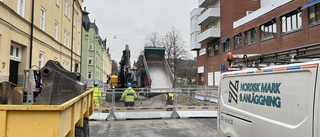 Slukhål stoppar trafiken vid centrala korsningen