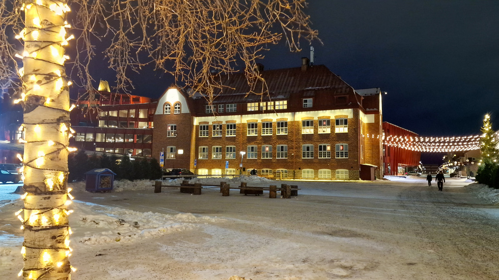 Höj skatten och låt pengarna gå till löner för nyckelgrupper inom kommunerna, skriver insändarskribenten.