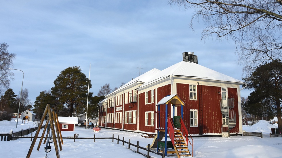 Framtiden för Seskarö skola är oviss. I mars väntas ett beslut kunna tas kring skolans fortsatta öde.