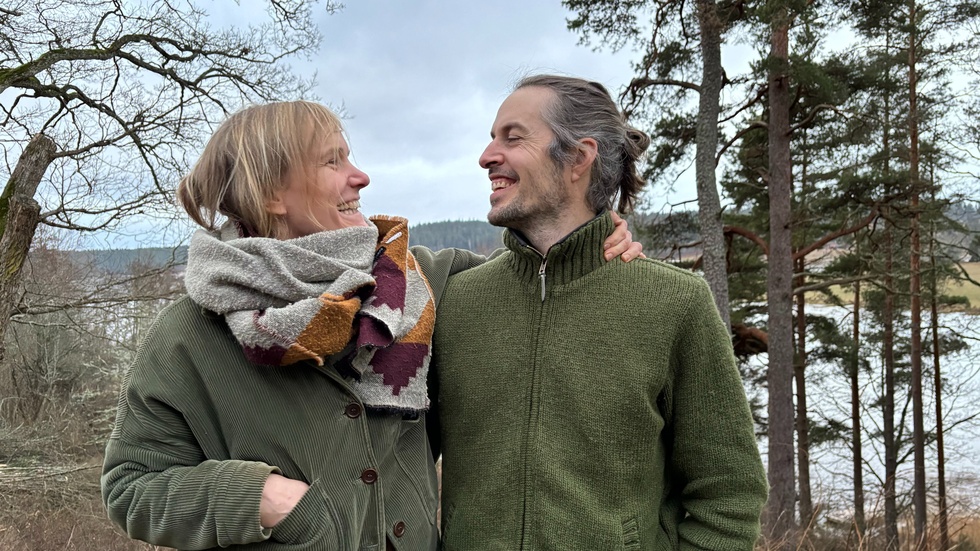 För nästan ett år sedan packade de sina saker och flyttade från Amsterdam. Nu skapar Anne van Oudheusden och Henrik Looij en ekogård för odling samt ett retreatcenter med yoga, tystnad och meditation i Sankt Anna.