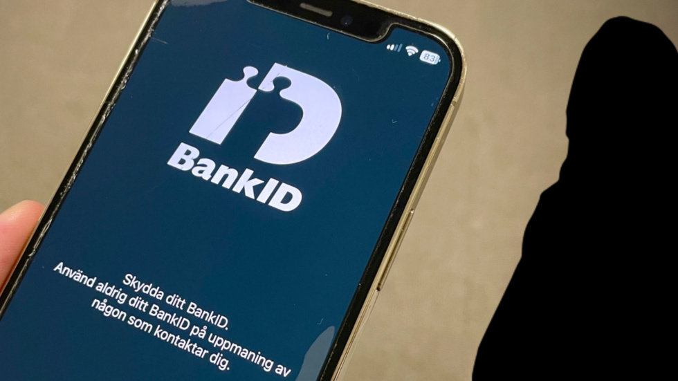 Bedragarna fick kvinnan att logga in. Nu fattas flera hundra tusen kronor.