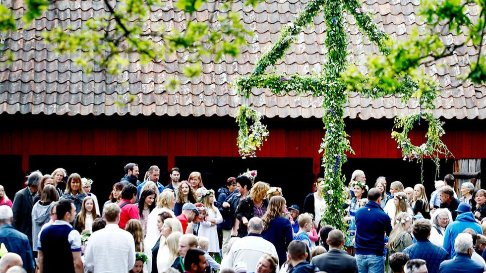 Traditionen med dans runt stången är hotad, skriver skribenten. Bilden är från ett firande vid Sörmlandsgården i Eskilstuna för några år sedan.