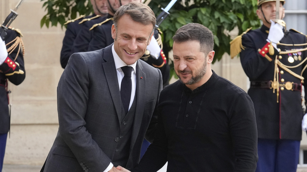 Frankrikes president Emmanuel Macron och Ukrainas dito Volodymyr Zelenskyj vid ett tidigare möte i oktober förra året.