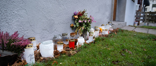 Efter åtta månader läggs fortfarande blommor utanför Noras port