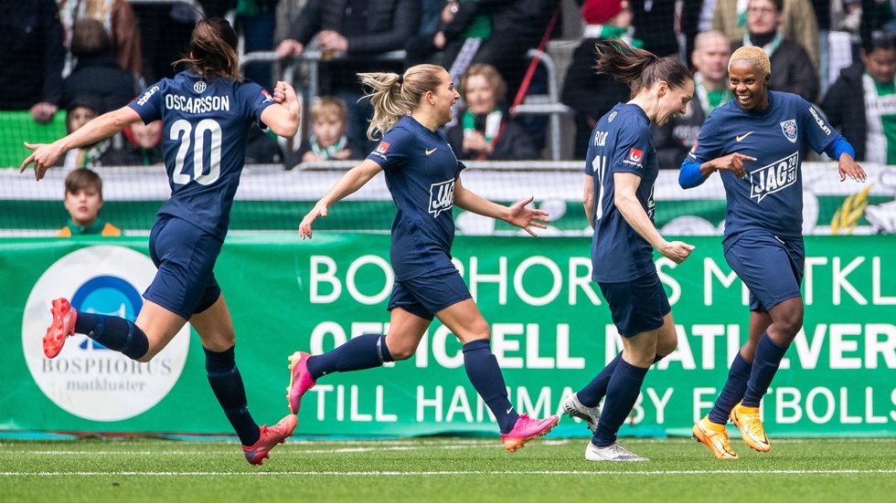 Sonia Okobi-Oke (längst till höger) firar bland annat ihop med Felicia Rogic efter ett Unitedmål borta mot Hammarby.