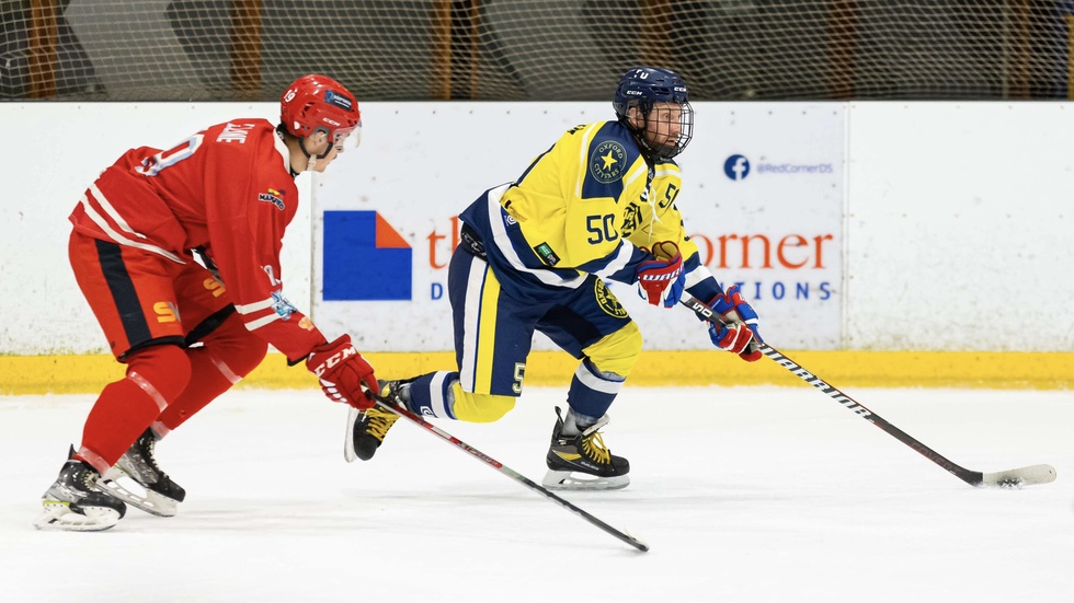 Johan Persson har pucken för Oxford city stars. Efter många år har den förre Motala AIF-spelaren i vinter gjort comeback på rinken. Den brittiska tredjeligan är hans hemvist.
