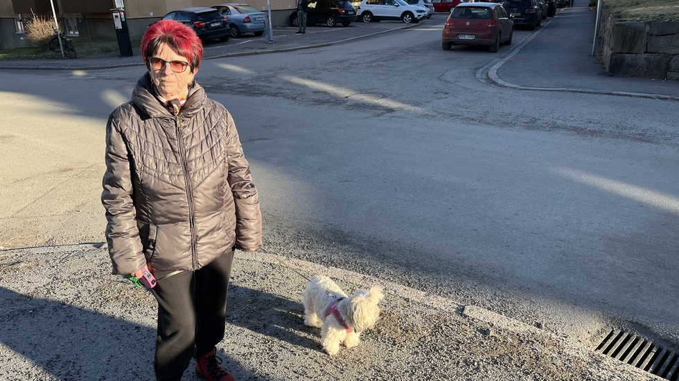 Birgitta Hallgren bor vid korsningen som hon tycker är "livsfarlig". 