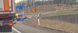 Föraren till sjukhus efter att bilen körde in i mitträcket