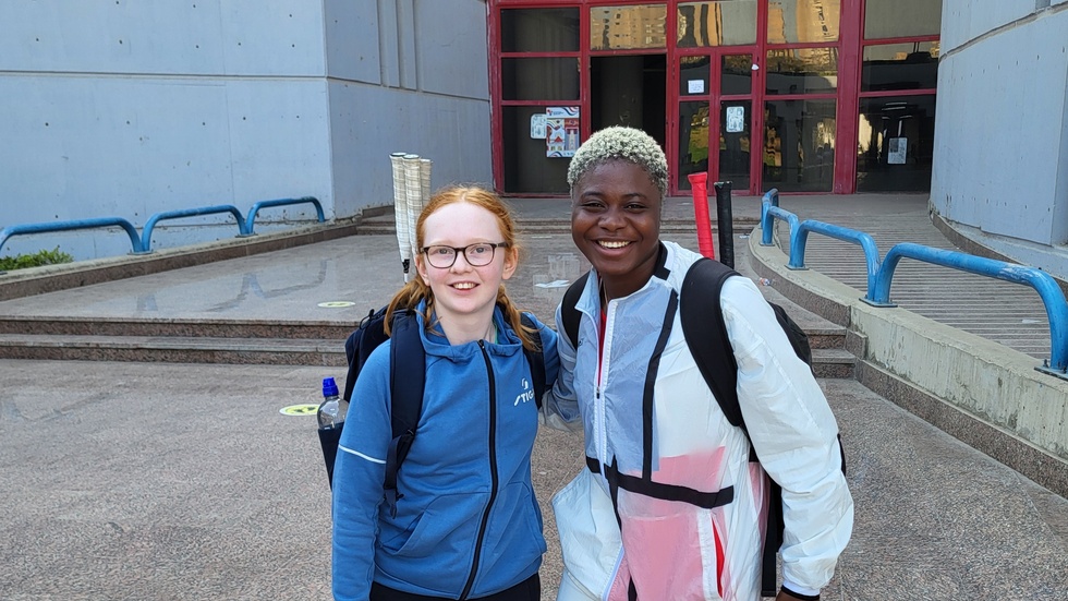Hillevi Salomonsson på bild tillsammans med sin finalmotståndare Mariam Bolaji. 