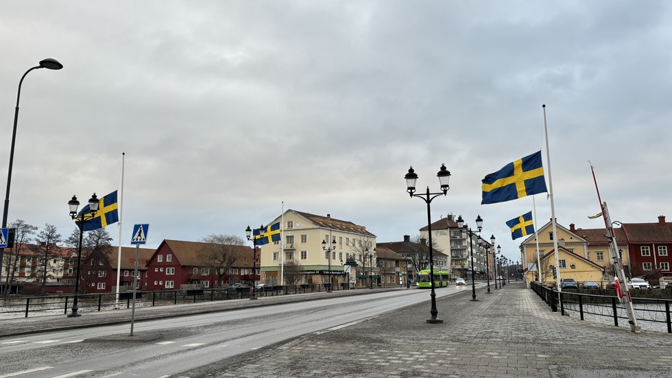 Flaggor på halv stång på Rådhusbron.
