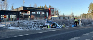 Bil körde av vägen utanför brandstationen