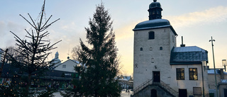 Vadstena med snorhalt torg och okynnesspatserande