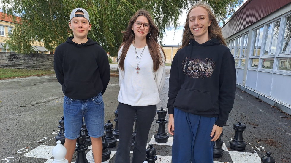 Theo Lagergren, Enya Hjorth och Fabian Karlsson instruerade yngre i schack på "Idrottens dag".