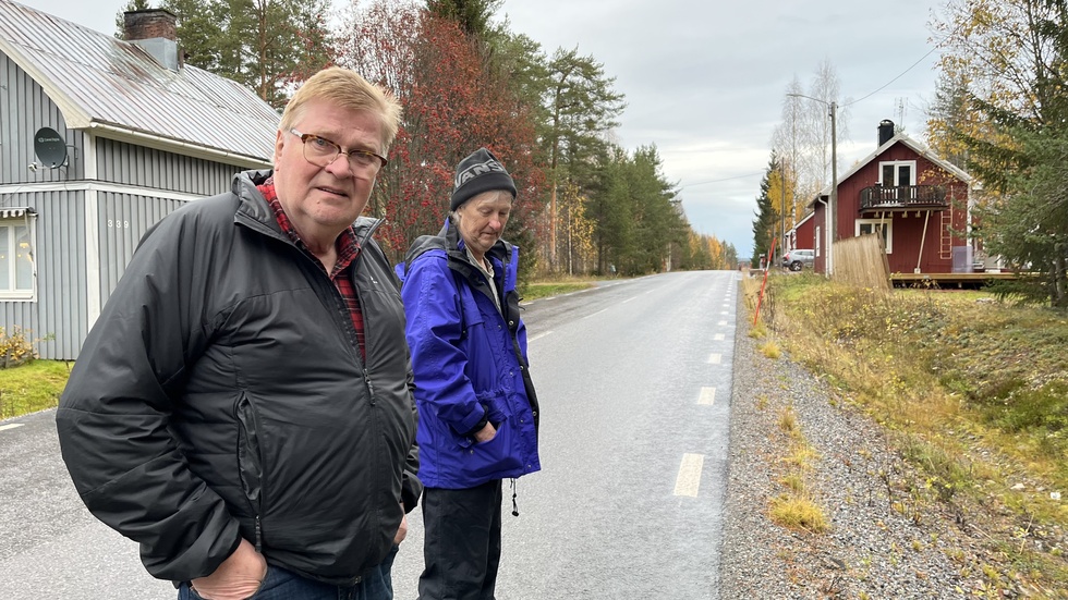 "Äntligen! Fartkameror är det enda som sänker farten", menar Per-Erik Oja och Roger Nilsson som tillsammans med grannarna har kämpat i många år för att få sänkt hastighet.