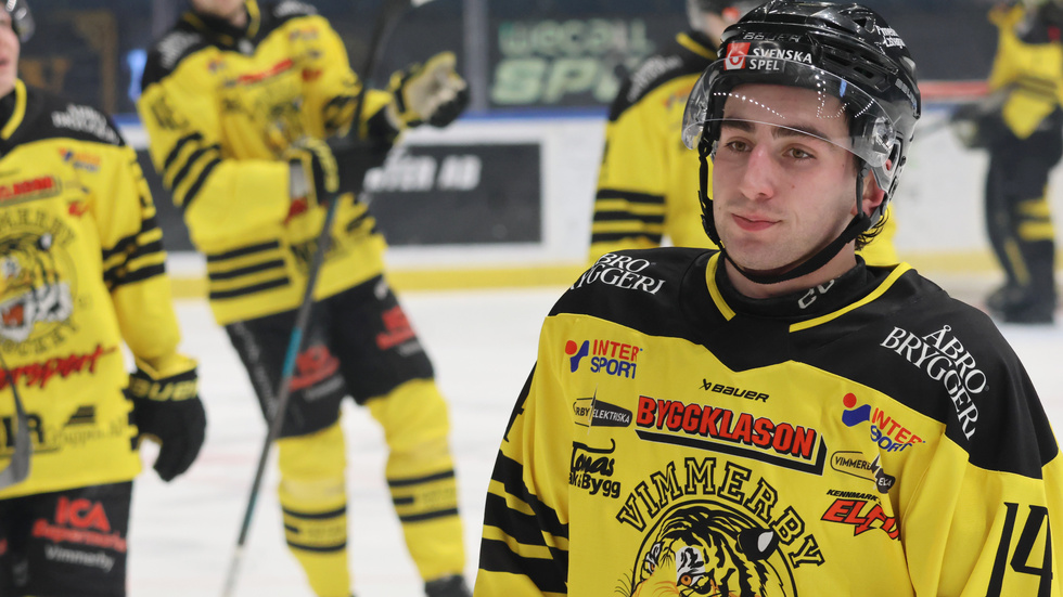 George Diaco deppar efter förlusten mot Södertälje. Hans reducering till 3-1 i tredje perioden räckte inte för att laget skulle komma in i matchen.