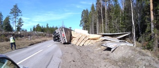 Lastbil med släp körde ned i dike