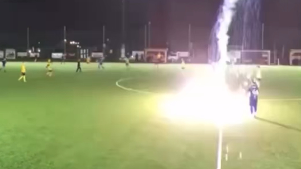 Fyrverkeripjäsen briserade bara några meter från spelare i P15-matchen.