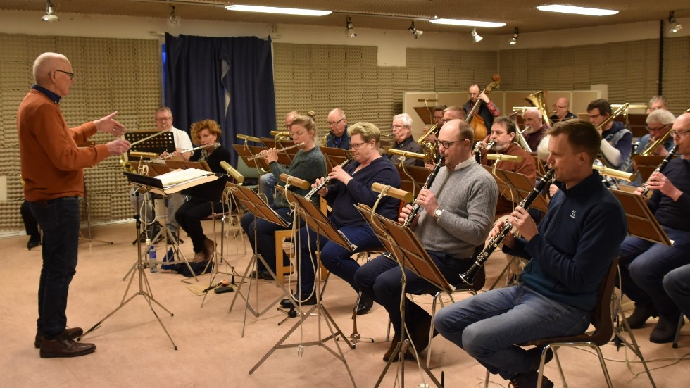 SAAB Musikkår bildades 1940 och bestod av sex medlemmar. Idag är de en drygt trettio kvinno- och mannastark musikkår under ledning av Arvid Johansson.