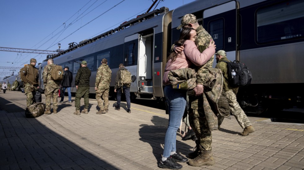 Ukrainska soldater på väg att stiga på ett tåg i Kramatorsk på torsdagen.