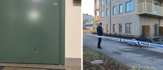 BILDEN: Se skotthålet i trapphuset – träffat lägenhetsdörr