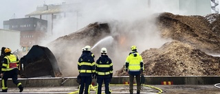 Jättehög med flis i brand vid Idbäcken