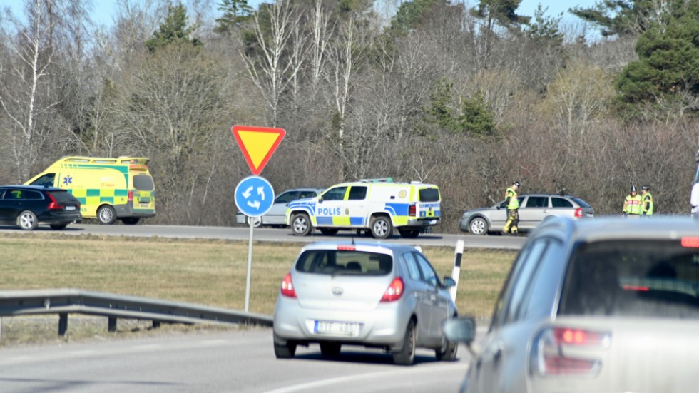 Framkomligheten i Mörtlösarondellen begränsades under räddningsarbetet efter krocken.