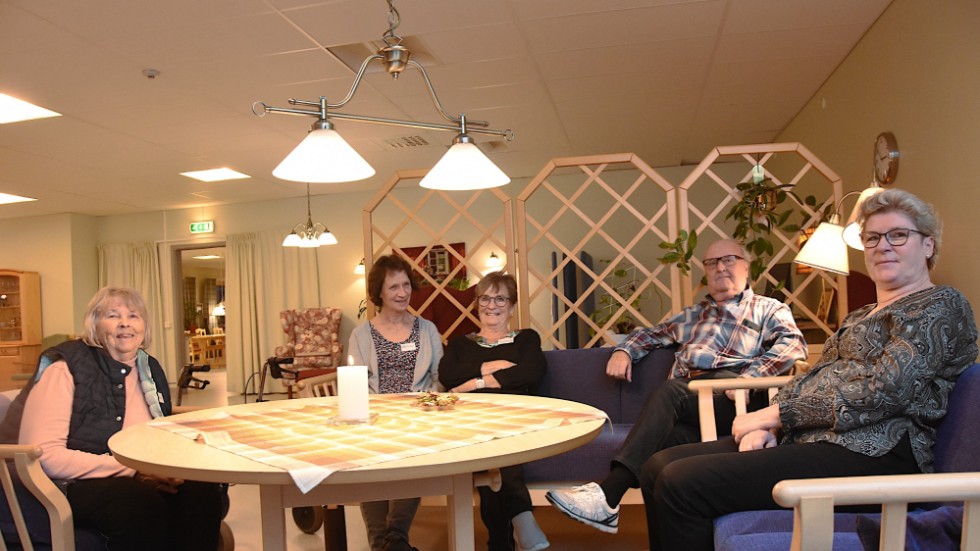 Birgitta Uddin, Helena Jacobsson, undersköterska med lång erfarenhet av demensomsorg, Gunborg Olsson och hennes sambo Tord Lineruth samt Ulla Jarlbring, anhörig. Deltagare och anhöriga berättar vad dagverksamheten betyder för dem.