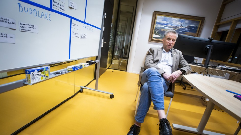 Kommundirektör Johan Bergstad är förtvivlad äver händelseutvecklingen kring badhusbygget. 