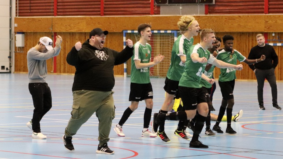 Marsjö/Byles tränare Christopher Hallberg jublar tillsammans med spelarna efter segern i den första kvartsfinalen, efter straffdrama mot Ericsberg.