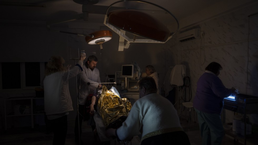Läkarna opererar en 13-årig pojke med bara pannlampor som ljuskälla.