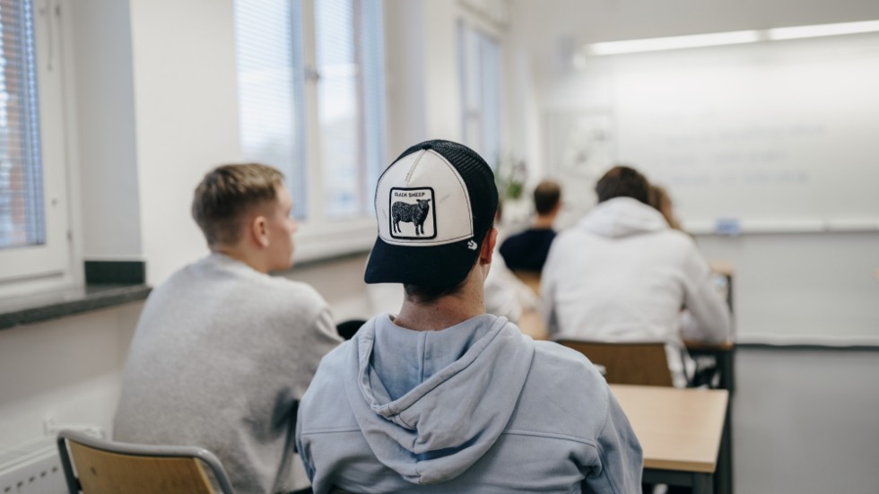 Sverige behöver en regering som satsar på skolan, något som inte sker idag, enligt debattinlägget.