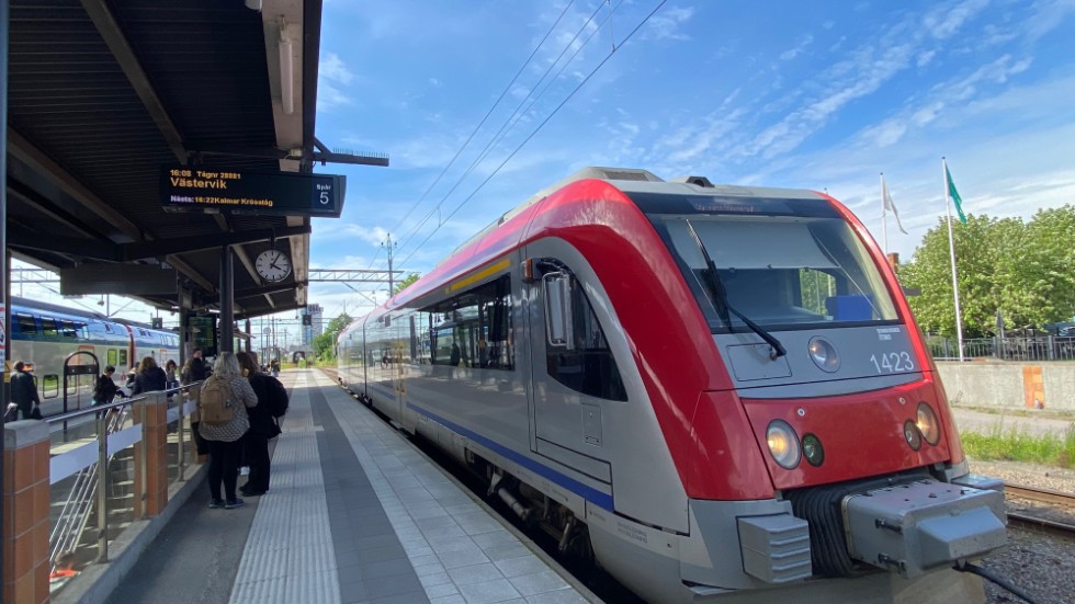 Politikerna har ägnat sig mer åt tjafs än att göra något för att trafiken på Stångådalsbanan och Tjustbanan ska upprätthållas, anser insändarskribenten. Den viktiga frågan är valfrihet hur man tar sig från punkt A till punkt B, menar han.