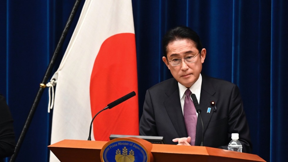 Japans premiärminister Fumio Kishida vid en presskonferens där han lade fram landets nya säkerhetsstrategi.