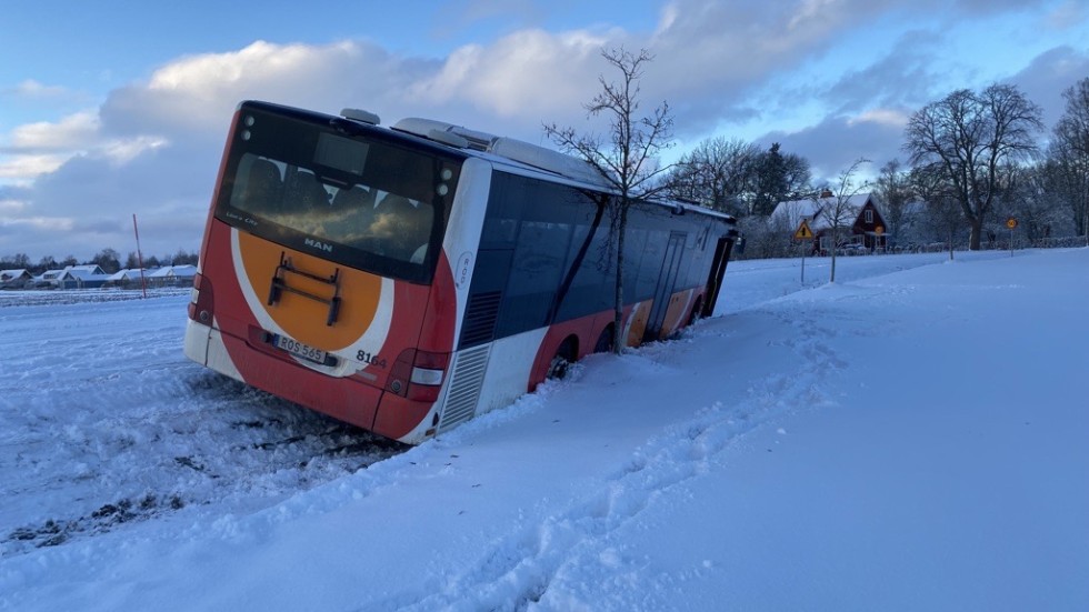 Bussen gled av väg 1026 precis utanför Västerlösa.