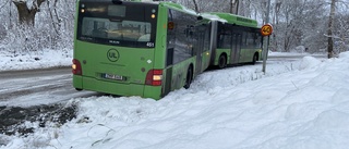 Buss fast i diket – inväntar bärgare