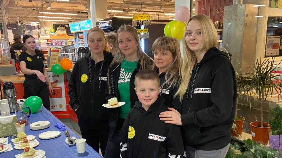 Alla Osipova, Marina Zakharieva, Natalie Dudko, Sergey Dudko och Karina Osipova serverade tårta åt sötsugna som under fredagen befann sig i Galleria Präntaren. Intäkterna från kalaset (Matarket fyller 3 år) går till deras krigshärjade hemland Ukraina.