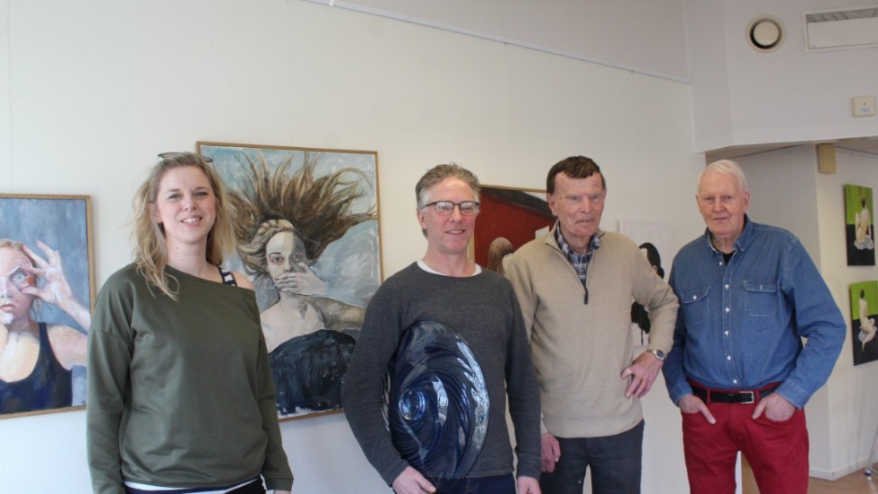 Pernilla Hedin, Niklas Fröjd, Rolf Ingvar Karlsson och Rolf Hallqvist framför några av Pernillas målningar.
