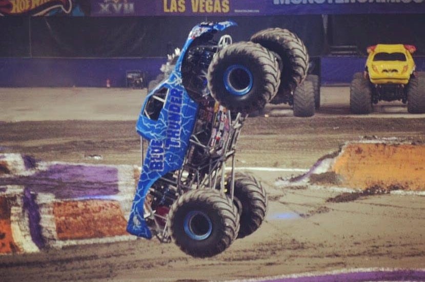 Flygläge. Alx Danielsson körde Blue Thunder under Monster Jam-tävlingarna på Friends Arena i helgen – med framgång.