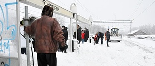 Snöig perrong irriterade pendlare