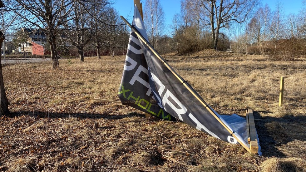 En nedfallen flagga med Svartå padels logga på visar var padelhallen ska byggas.
