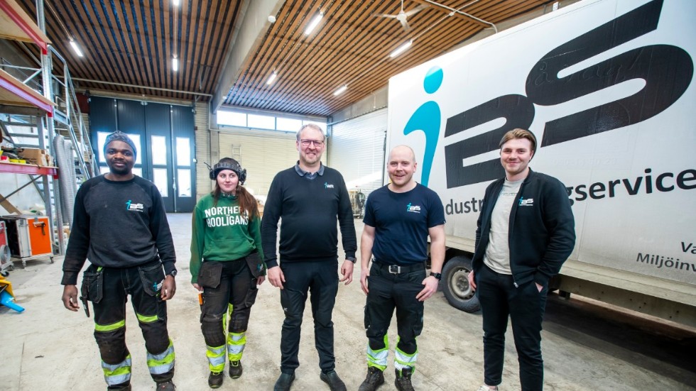 Företag i växande. Obvious Moyo, Ronja Skog, Emil Fhärm, Emanuel Holmqvist och Hugo Blomberg jobbar med underhåll mot tung industri.