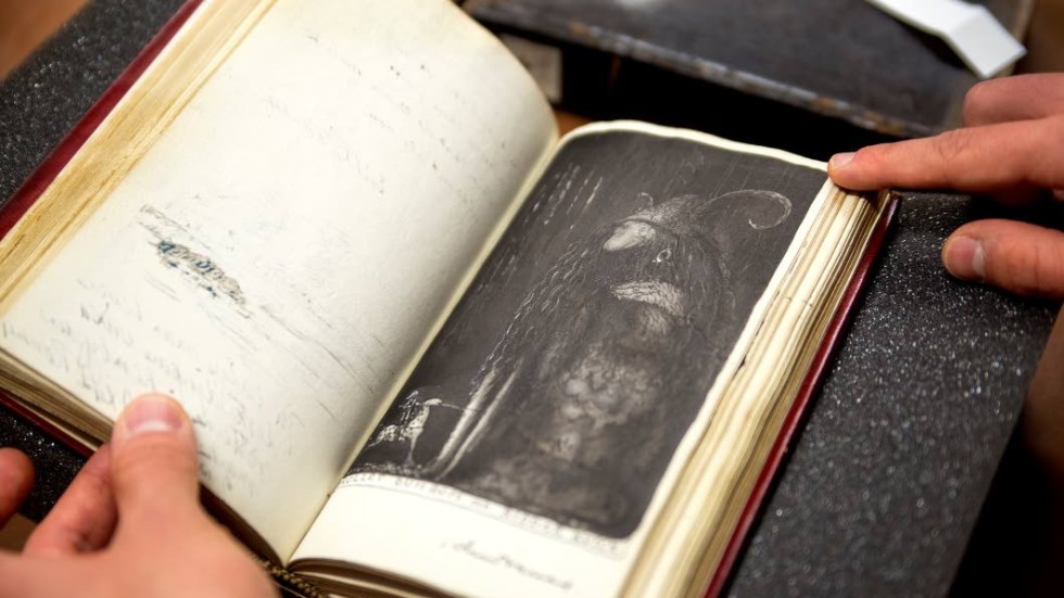 Dum Dum. I studenten Ernst Malmbergs stambok från tiden runt sekelskiftet finns stora delar av kultureliten med, bland annat konstnären John Bauer som lämnat en originalmålning av trollet Dum dum.