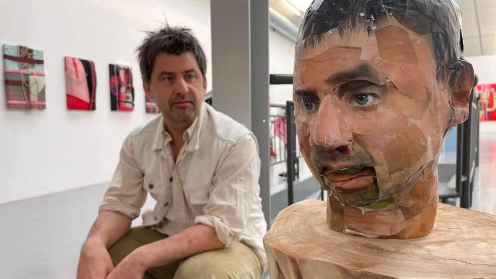 Jonas Liveröd tillsammans med "Self-portrait in four dimensions".