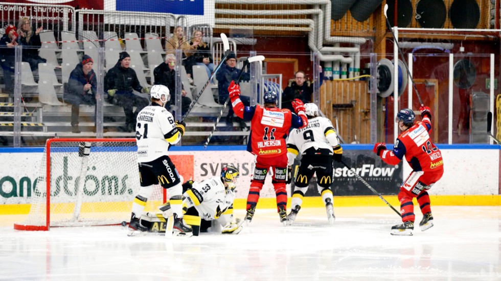 Alexander Hilmerson gör på bilden mål mot Västerås. Om lagen ska mötas igen blir det som tidigast i en kvartsfinal, för dit går Västerås utan problem, tror Sporten.
