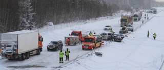 Totalstopp på E4 i flera timmar efter masskrockarna