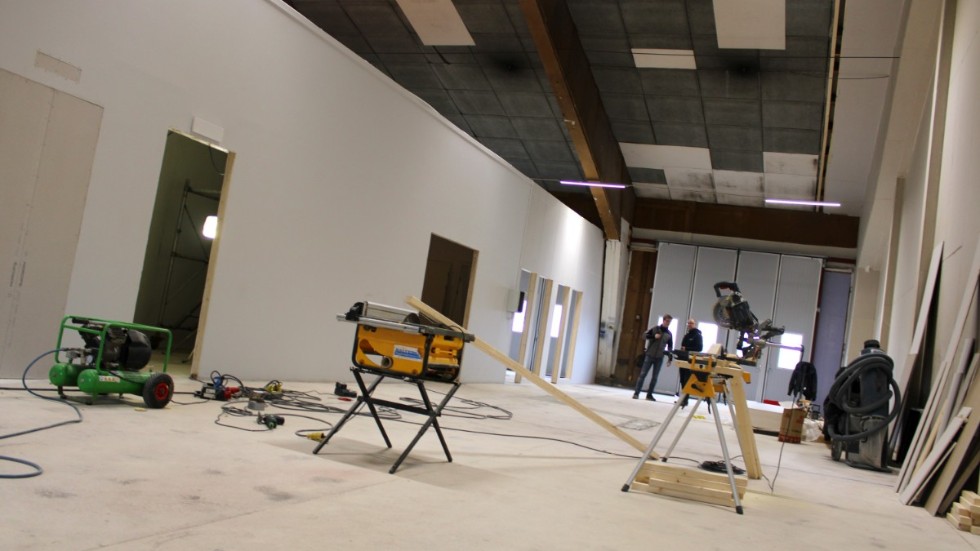 Golvet i hallen är ojämt och behöver fixas med hjälp av sammanlagt 15 kubik flytspackel.